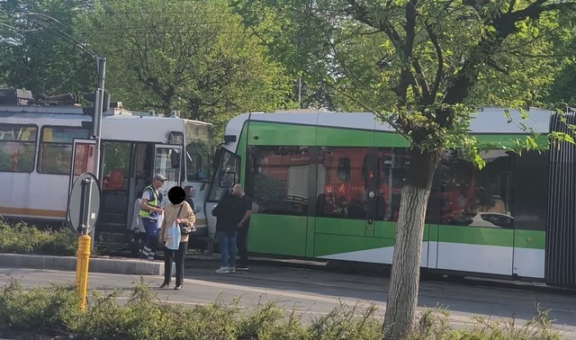 foto doua tramvaie s au ciocnit frontal in bucuresti 680b408810c4a