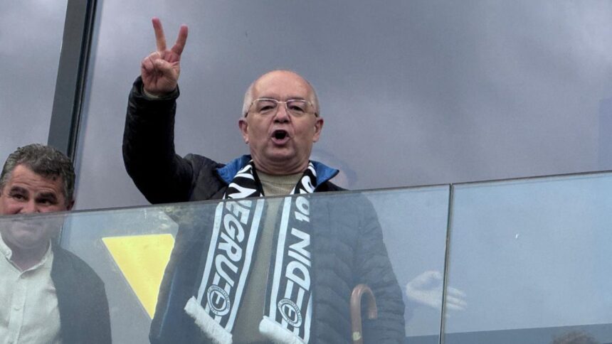 foto exclusiv show pe cluj arena emil boc semnul victoriei de la oficiala terenul e imbibat cu apa 680d18f5e8eb9