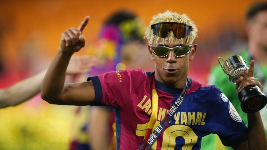 foto lamine yamal show cu jurnalistii dupa el clasico si a pus pe cap doua perechi de ochelari de soare si a intepat o pe real madrid 680dcdc6401e3
