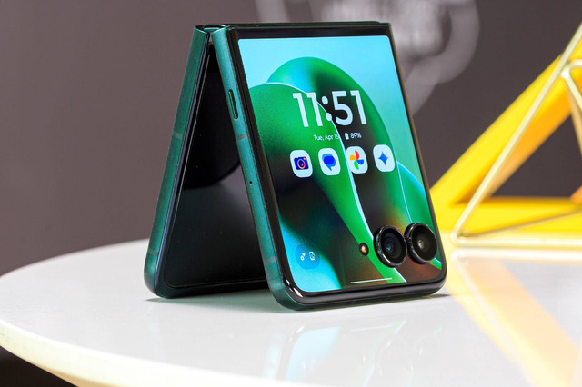 foto motorola a prezentat o noua serie de smartphone uri razr 680c8f52096c4