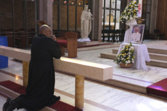 foto papa francisc omagiat in cea mai oropsita regiune a lumii suveranul pontif a fost vocea celor fara voce si un simbol al pacii 680682e9bd2c5
