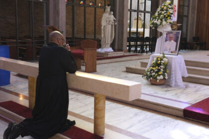 foto papa francisc omagiat in cea mai oropsita regiune a lumii suveranul pontif a fost vocea celor fara voce si un simbol al pacii 680682e9bd2c5