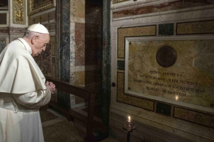 foto piatra poporului pentru mormantul papei francisc marmura adusa din tara bunicilor sai 680c94a033ea5