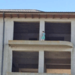 foto putea fi o tragedie mai multi copii surprinsi pe un bloc in constructie din techirghiol 6808a0f2760e3