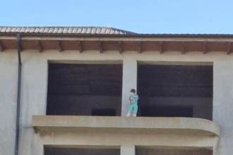 foto putea fi o tragedie mai multi copii surprinsi pe un bloc in constructie din techirghiol 6808a0f2760e3