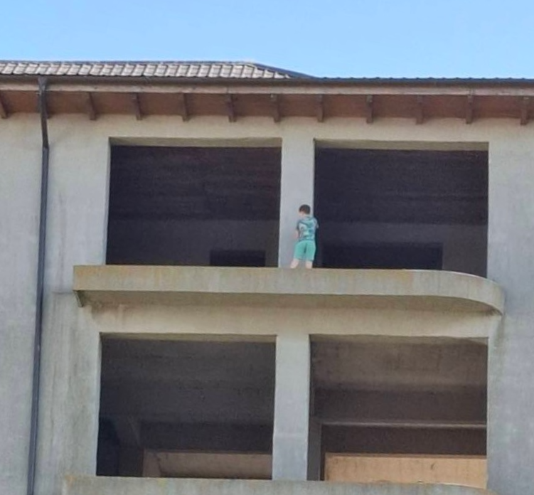 foto putea fi o tragedie mai multi copii surprinsi pe un bloc in constructie din techirghiol 6808a0f2760e3