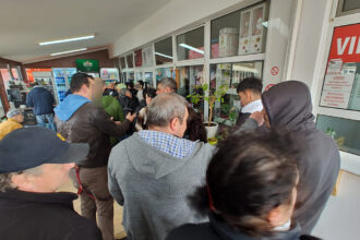 foto se scumpeste tutunul la bulgari romanii stau la cozi interminabile si cumpara baxuri intregi de tigari 67ed110270380