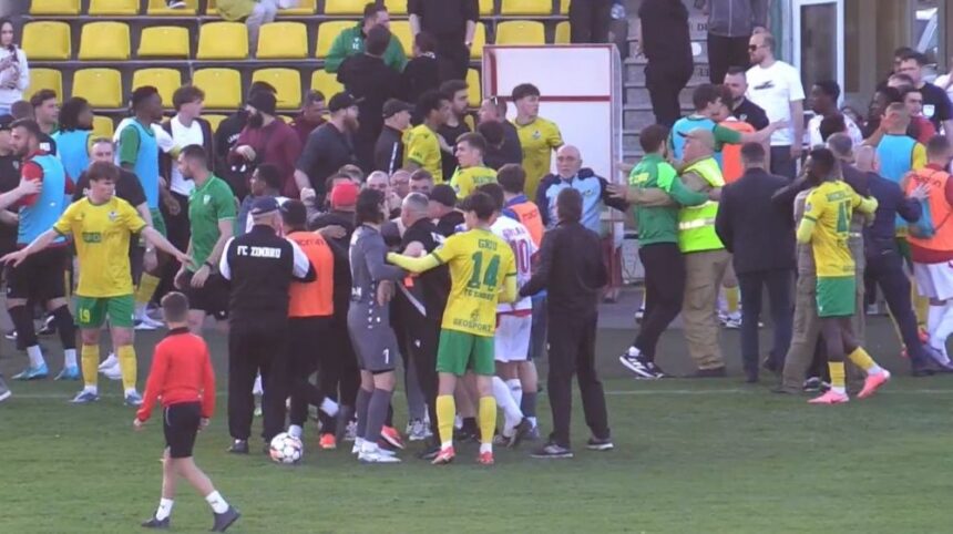 foto si video bataie generala la finalul derby ului pentru titlu din moldova numai arbitrii n au impartit pumni era deja la pamant 6804f7d6c55c4