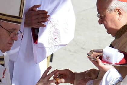 foto traditia distrugerii inelului papal dupa moartea suveranului pontif ce se va intampla cu sigiliul papei francisc 6807c69d23a63