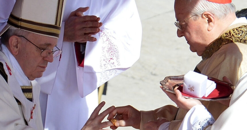 foto traditia distrugerii inelului papal dupa moartea suveranului pontif ce se va intampla cu sigiliul papei francisc 6807c69d23a63