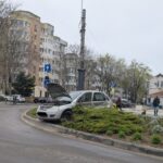 foto un autoturism a plonjat pe spatiul verde din intersectia de la capitol 67ef7757be4af