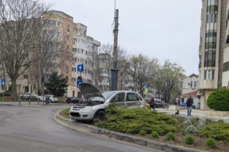 foto un autoturism a plonjat pe spatiul verde din intersectia de la capitol 67ef7757be4af