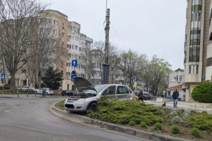 foto un autoturism a plonjat pe spatiul verde din intersectia de la capitol 67ef7757be4af