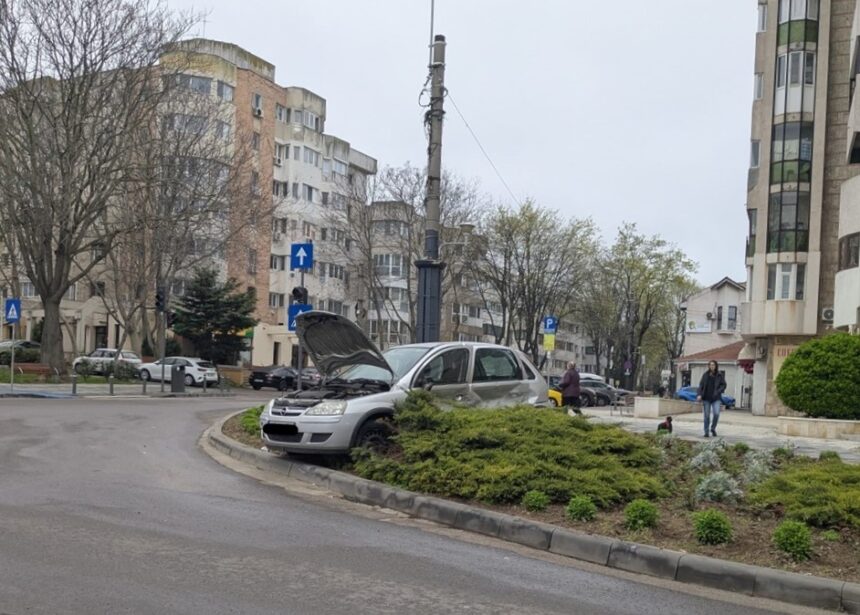 foto un autoturism a plonjat pe spatiul verde din intersectia de la capitol 67ef7757be4af