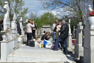 foto video aglomeratie mare astazi de pastele blajinilor in cimitirele constantene mii de localnici i au pomenit pe cei dragi trecuti la cele vesnice 680e16d9118a8