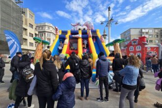 foto video copiii au devenit mici salvatori la in cadrul evenimentului iepurasul pompier organizat de isu dobrogea in piata ovidiu 67fbcb6cc7554