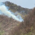 foto video un elicopter black hawk intervine pentru stingerea unui incendiu de padure izbucnit intr o zona greu accesibila 68023af1d39a1