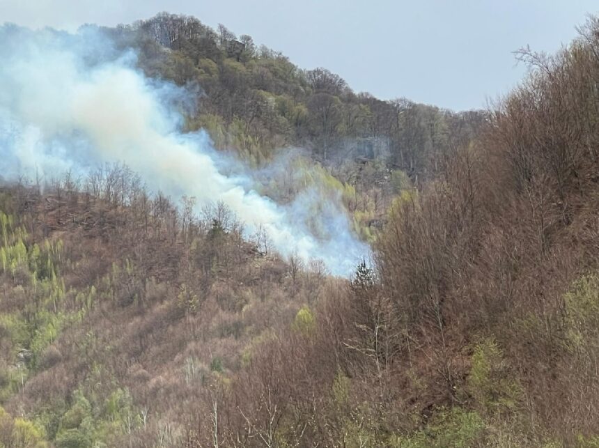 foto video un elicopter black hawk intervine pentru stingerea unui incendiu de padure izbucnit intr o zona greu accesibila 68023af1d39a1