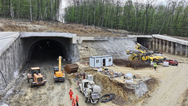 fotovideo umbrarescu a adus aproape 200 muncitori la tunelurile pentru ursi 681221ea69ddc