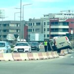 galerie foto accident rutier la hanul piratilor o masina s a urcat pe parapetul despartitor 67fba231e95da