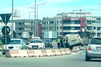 galerie foto accident rutier la hanul piratilor o masina s a urcat pe parapetul despartitor 67fba231e95da