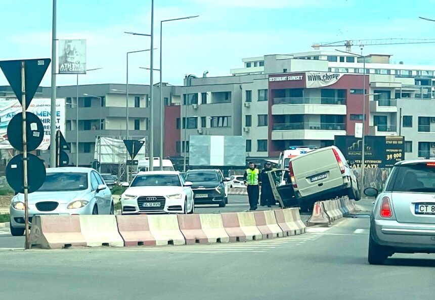 galerie foto accident rutier la hanul piratilor o masina s a urcat pe parapetul despartitor 67fba231e95da