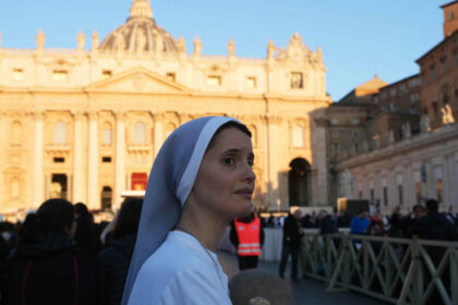 galerie foto cum a aratat piata sfantul petru in dimineata inmormantarii papei o lumina aurie a acoperit vaticanul de la primele ore 680ca2782f09a