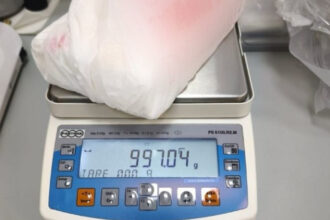 galerie foto doi irakieni si un bulgar retinuti de diicot dupa ce au fost prinsi in timp ce vindeau un kilogram de cocaina in bucuresti 67f9460363633