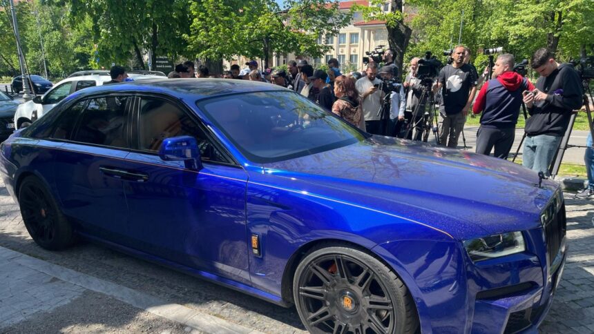 galerie foto gigi becali si a etalat noul rolls royce de 500 000 de e la palat 680610f5bee3f