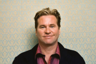 galerie foto val kilmer a murit la varsta de 65 de ani actorul a fost cunoscut pentru rolul din batman si cel al lui iceman din top gun 67f140bd86624