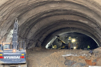 galerie foto zeci de metri forati la primul tunel al sectorului margina holdea de pe autostrada a1 echipele lucreaza 24 din 24 ore 67eec5a5849e6