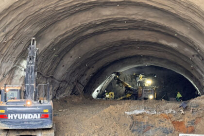 galerie foto zeci de metri forati la primul tunel al sectorului margina holdea de pe autostrada a1 echipele lucreaza 24 din 24 ore 67eec5a5849e6