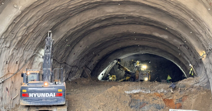 galerie foto zeci de metri forati la primul tunel al sectorului margina holdea de pe autostrada a1 echipele lucreaza 24 din 24 ore 67eec5a5849e6