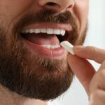 guma de mestecat elibereaza mii de microplastice toxice in gura avertizeaza cercetatorii 67ec70a983f3f