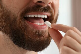 guma de mestecat elibereaza mii de microplastice toxice in gura avertizeaza cercetatorii 67ec70a983f3f