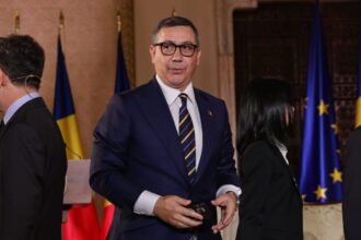 imagini rare cu doi dintre copiii lui victor ponta cum au fost fotografiati andrei si irina inaintea dezbaterii electorale de la tvr 6811dccb567ee