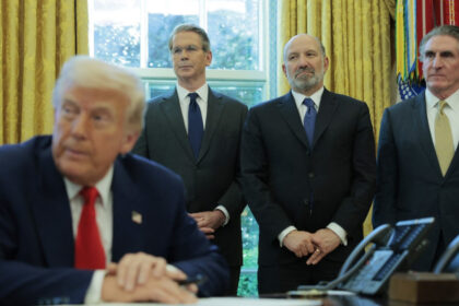 in mijlocul furtunii economice starnite de taxele vamale donald trump remaniaza echipa care se ocupa de strategia comerciala 67f8453745985