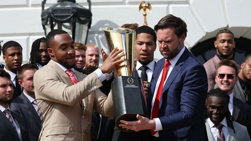 jd vance scapa trofeul campionatului national al statului ohio la casa alba gluma pe care a facut o 67fe16318750a