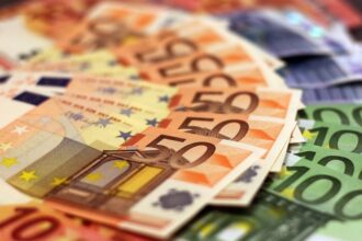 jumatate dintre bulgarii respondenti unui sondaj se opun adoptarii euro tara ar urma sa adere la 1 ianuarie la moneda unica 67fd0fff41bba