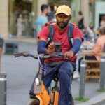 livratorii straini din romania incep sa reclame ca sunt hartuiti de angajatori si concediati abuziv doi s au dus la proces si au primit si reparatii morale cum au trait si lucrat 6807705b64dfd