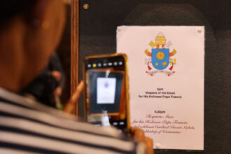 masinaria de comunicare a vaticanului la turatie maxima pentru a anunta lumii decesul papei francisc 68067686906e0