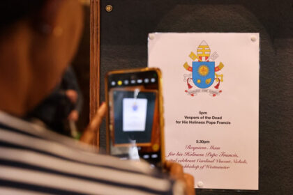 masinaria de comunicare a vaticanului la turatie maxima pentru a anunta lumii decesul papei francisc 68067686906e0