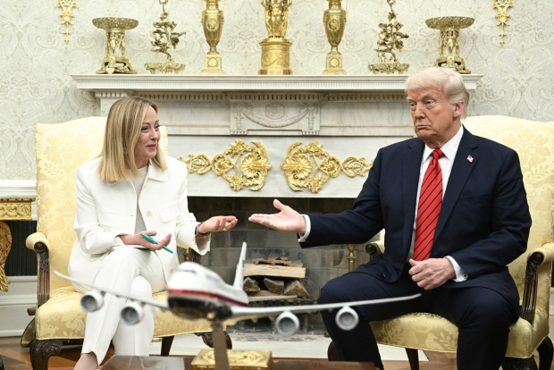 meloni l a fermecat pe trump si ar putea salva europa din calea furtunii tarifelor aplicate de sua video 680276ed55c4f