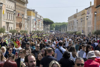 mii de oameni i au adus un omagiu papei francisc in piata sfantul petru a schimbat multe lucruri a daramat bariere 68064f12d0cc0