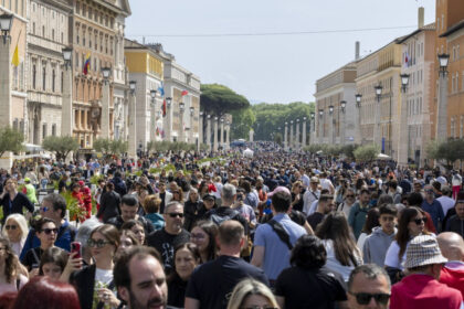 mii de oameni i au adus un omagiu papei francisc in piata sfantul petru a schimbat multe lucruri a daramat bariere 68064f12d0cc0