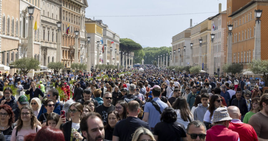 mii de oameni i au adus un omagiu papei francisc in piata sfantul petru a schimbat multe lucruri a daramat bariere 68064f12d0cc0