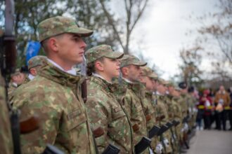 ministrul apararii vorbeste in mesajul de paste despre eroii armatei romaniei care au aparat patria cu pretul vietii in aceasta sfanta noapte se cuvine sa aprindem lumina si in memoria lor 6803f3776fb9e