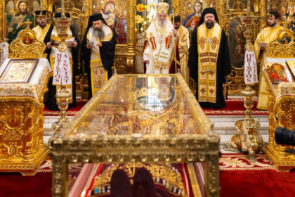 moastele sfintei imparatese elena au ajuns la manastirea pantocrator pelerinii sunt asteptati pana pe 8 mai 681283dfe8313