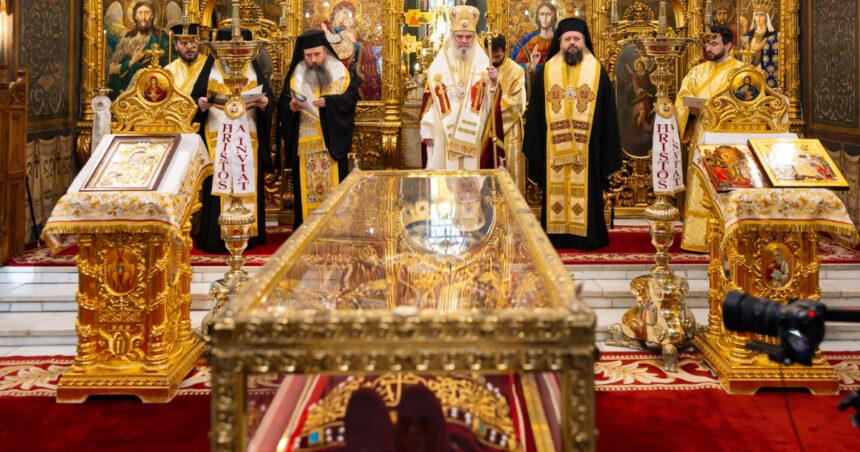 moastele sfintei imparatese elena au ajuns la manastirea pantocrator pelerinii sunt asteptati pana pe 8 mai 681283dfe8313