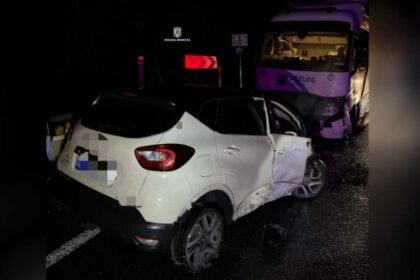 o femeie urmarita de politisti a murit dupa ce a intrat cu masina intr un autotren 67f2a2c0252f9